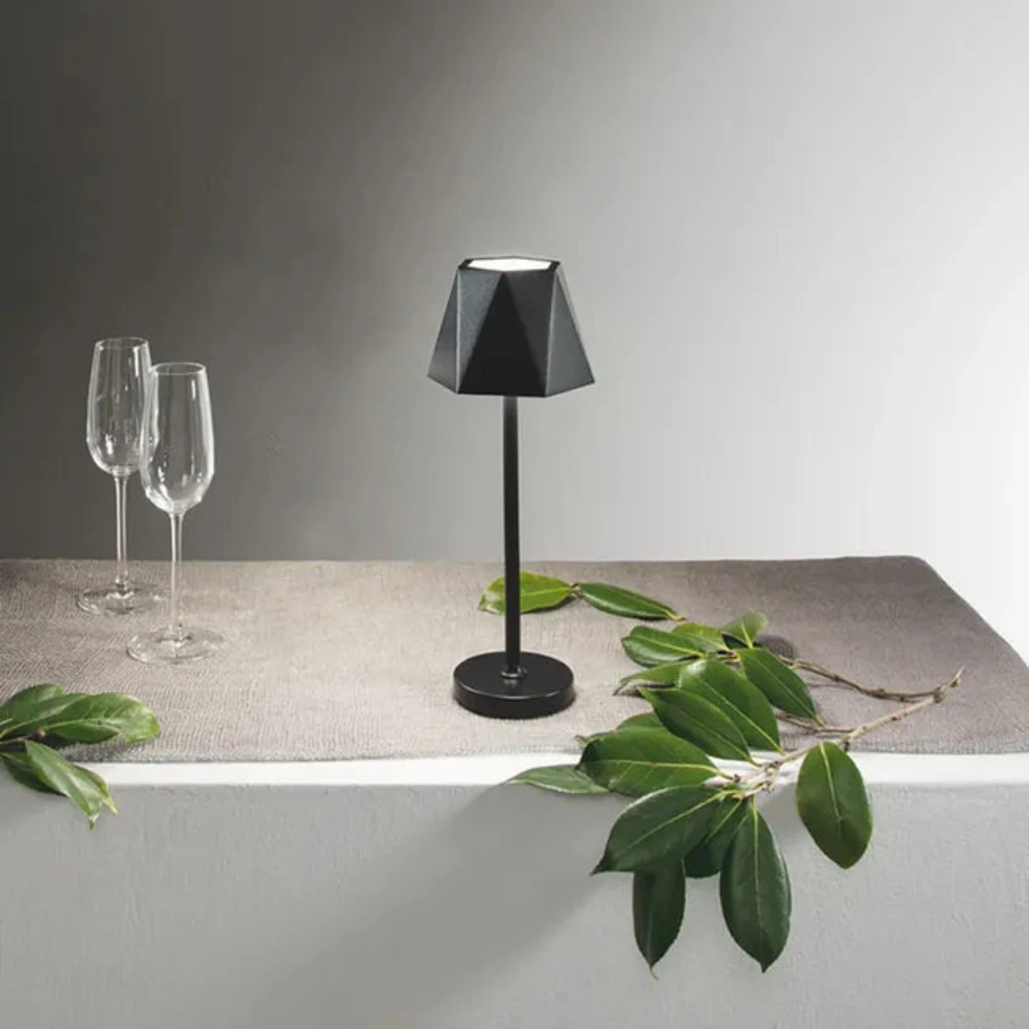 Poldina sfaccettata, lampada da tavolo per interni ed esterni, decorativa e di design