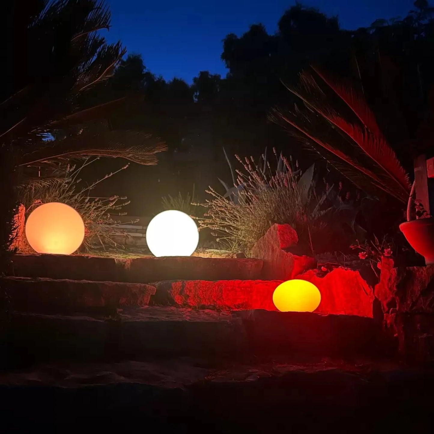 Sfera da giardino su roccia