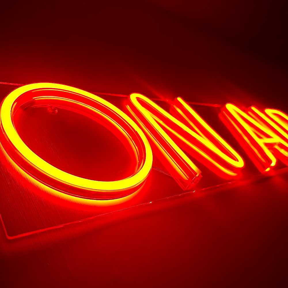 Dettaglio scritta luminosa On Air