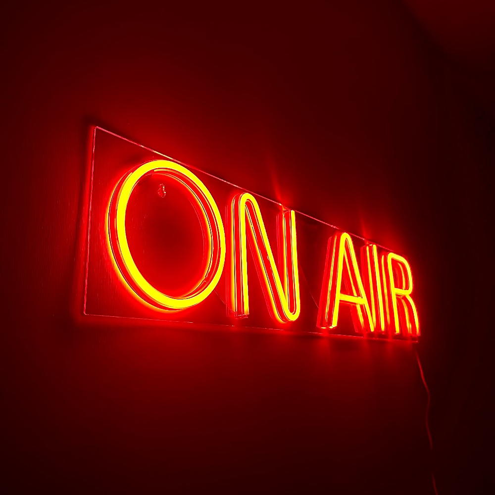 Scritta luminosa On Air angolazione